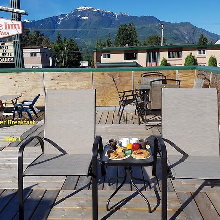 Alpine Inn & Suites Revelstoke Buitenkant foto