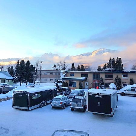 Alpine Inn & Suites Revelstoke Buitenkant foto