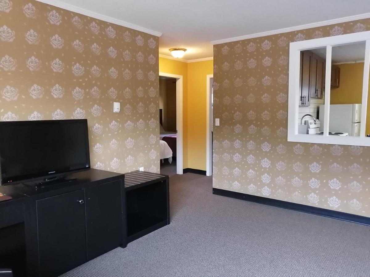 Alpine Inn & Suites Revelstoke Buitenkant foto