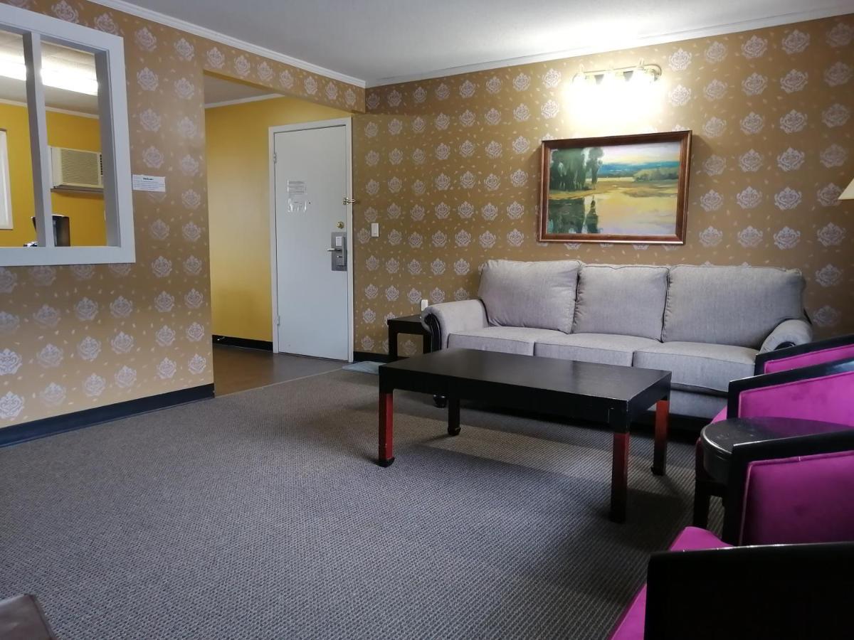 Alpine Inn & Suites Revelstoke Buitenkant foto