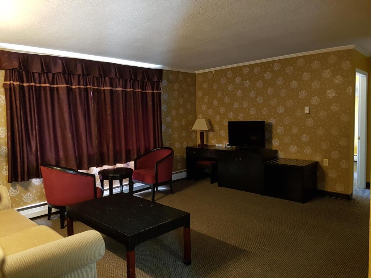 Alpine Inn & Suites Revelstoke Buitenkant foto