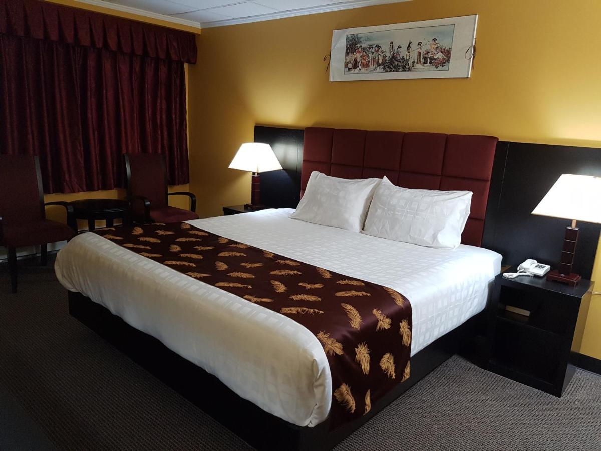 Alpine Inn & Suites Revelstoke Buitenkant foto