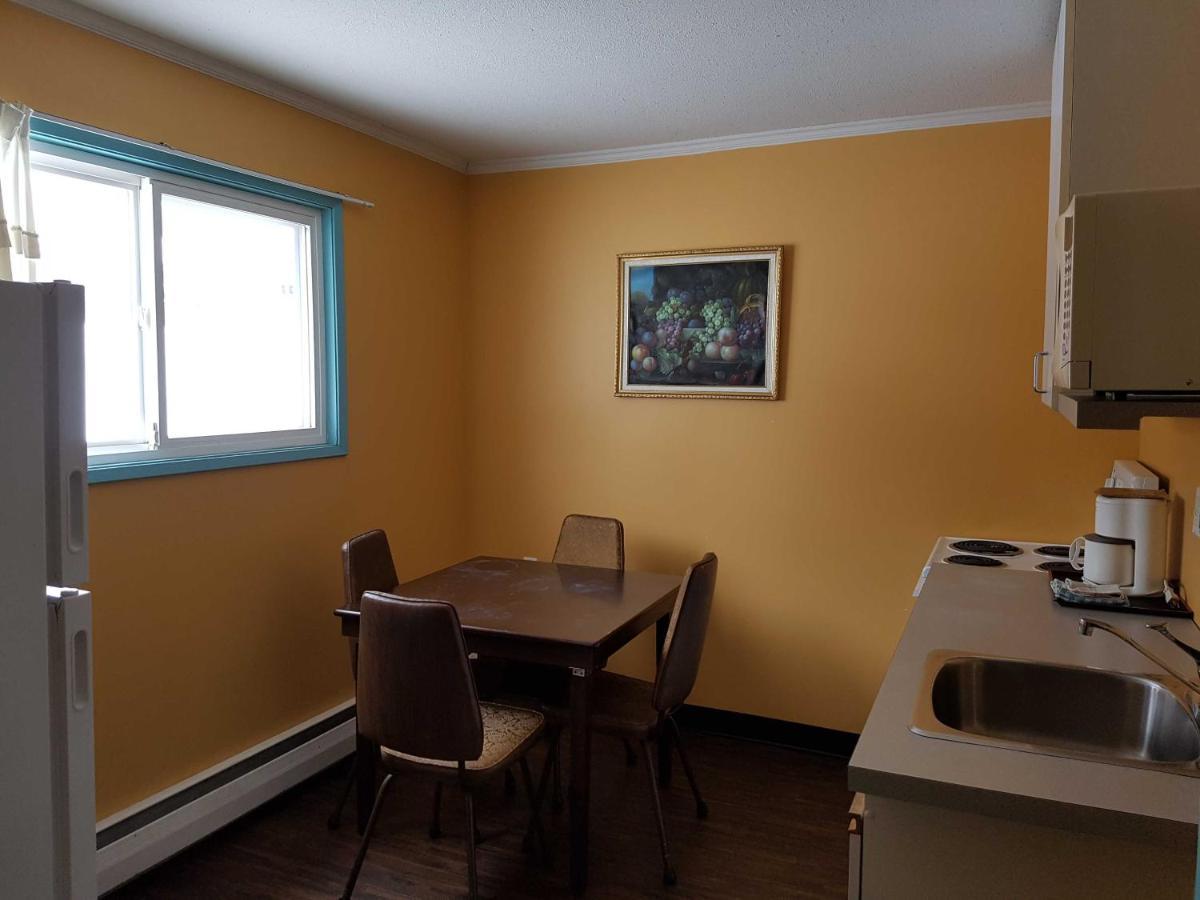 Alpine Inn & Suites Revelstoke Buitenkant foto