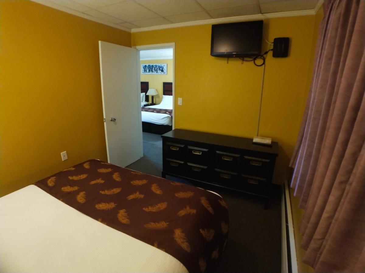 Alpine Inn & Suites Revelstoke Buitenkant foto