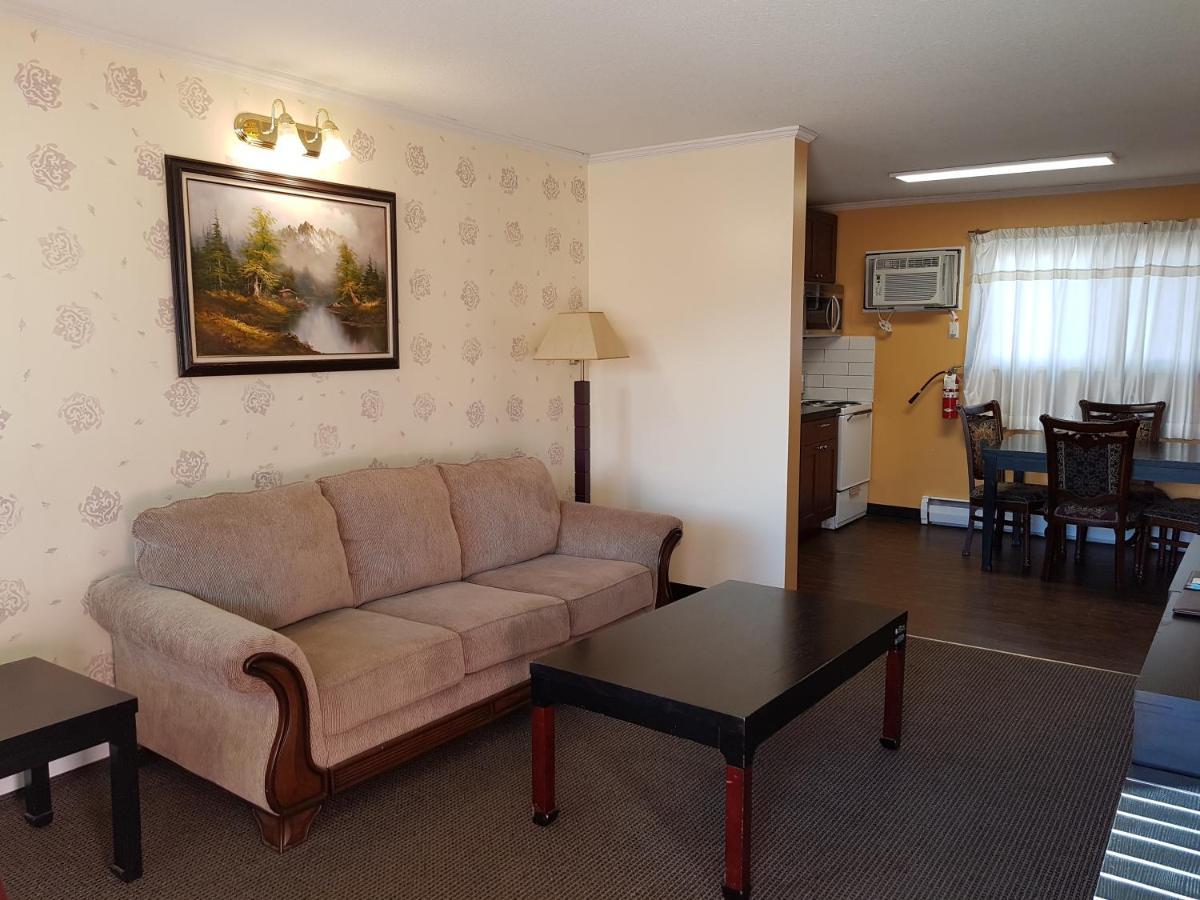 Alpine Inn & Suites Revelstoke Buitenkant foto