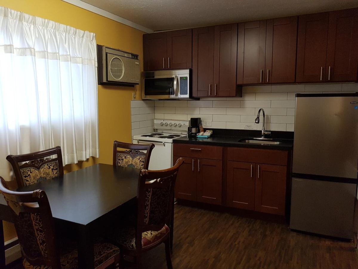 Alpine Inn & Suites Revelstoke Buitenkant foto