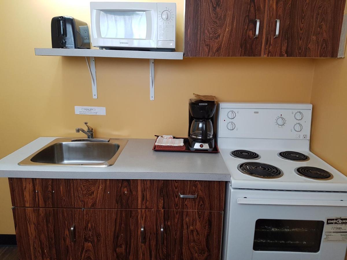Alpine Inn & Suites Revelstoke Buitenkant foto