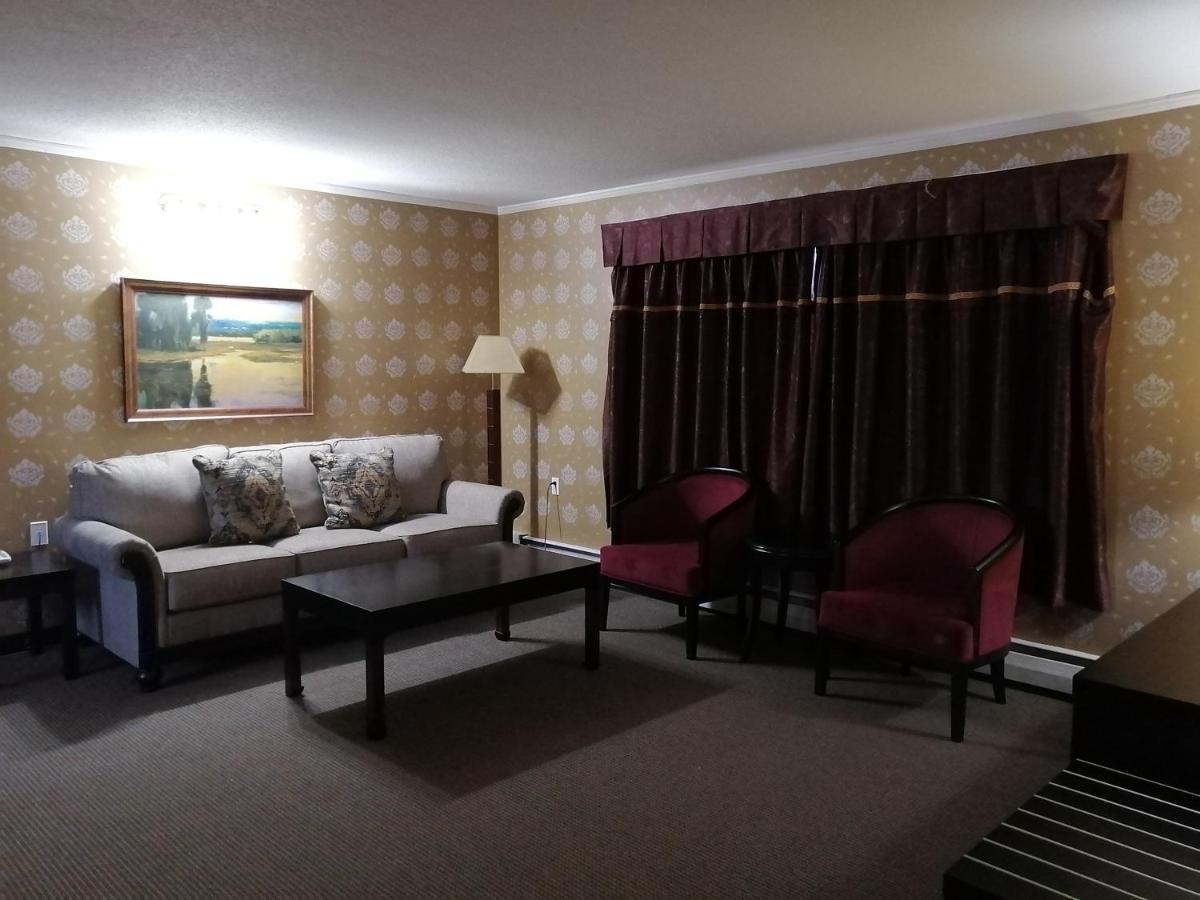 Alpine Inn & Suites Revelstoke Buitenkant foto