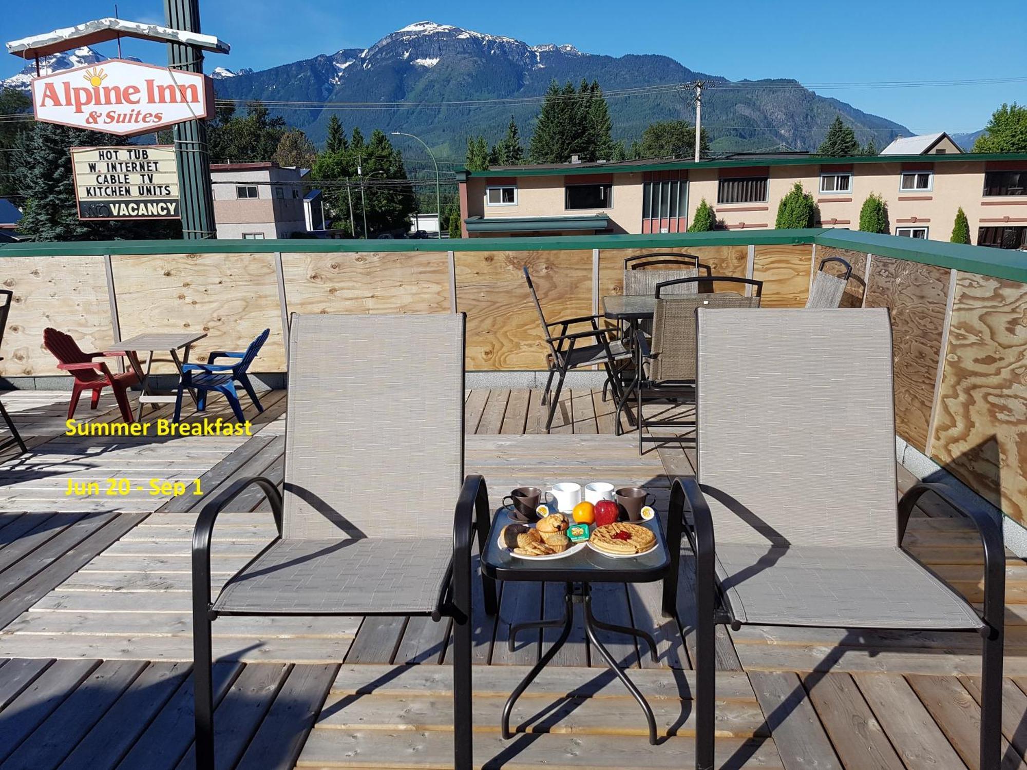 Alpine Inn & Suites Revelstoke Buitenkant foto