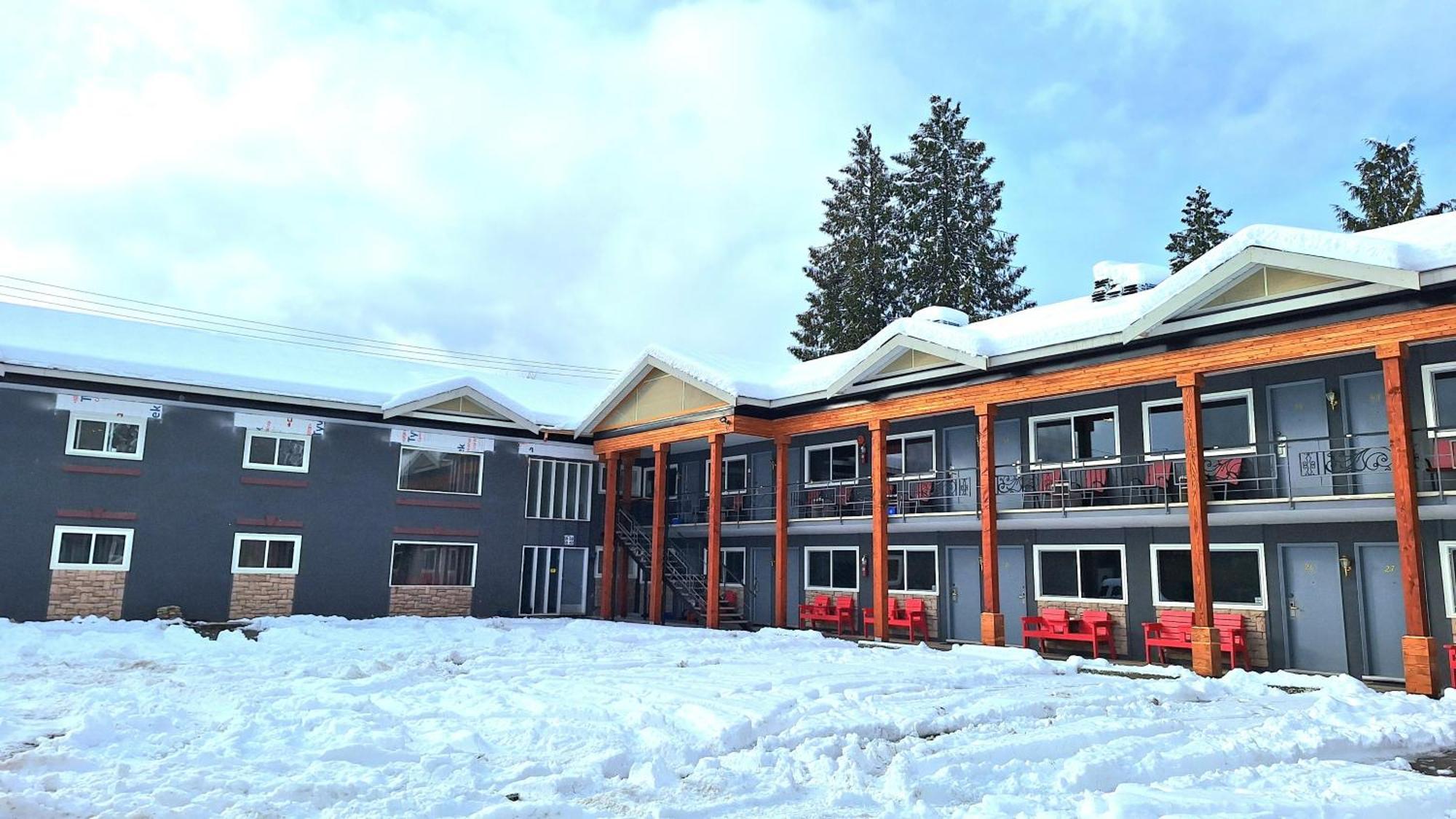 Alpine Inn & Suites Revelstoke Buitenkant foto
