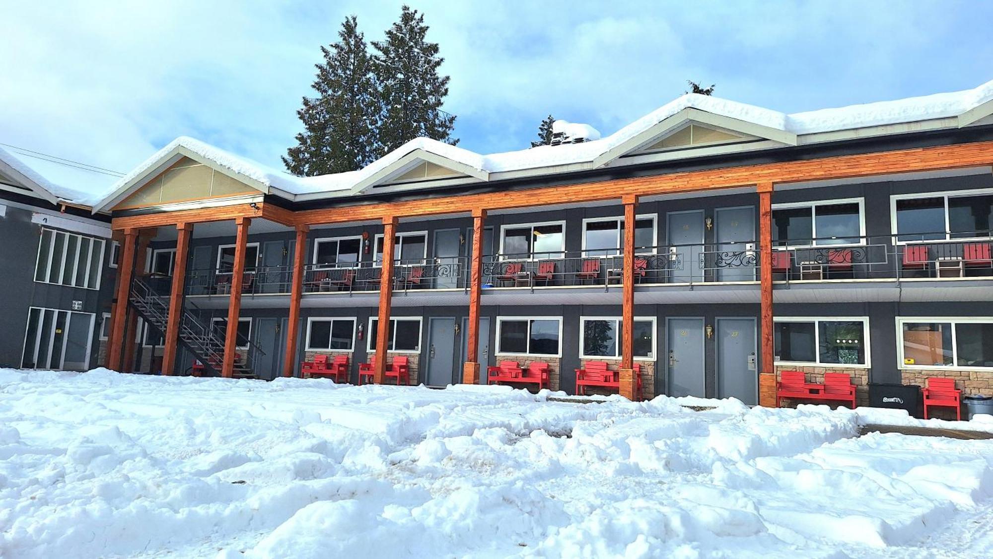 Alpine Inn & Suites Revelstoke Buitenkant foto