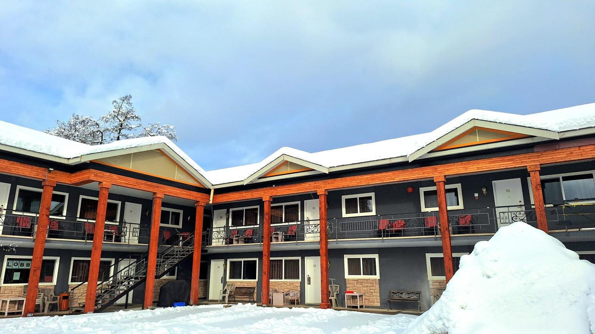 Alpine Inn & Suites Revelstoke Buitenkant foto