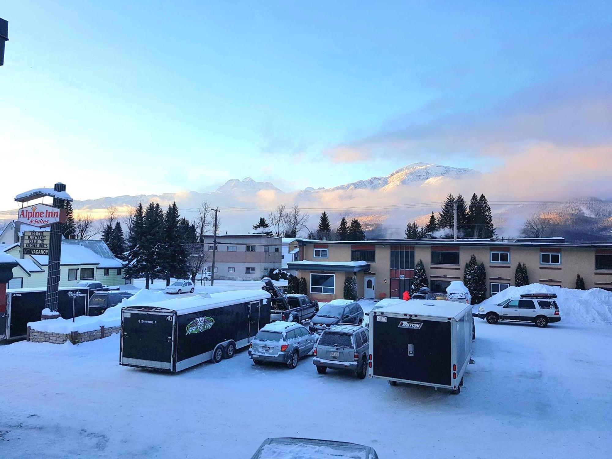 Alpine Inn & Suites Revelstoke Buitenkant foto