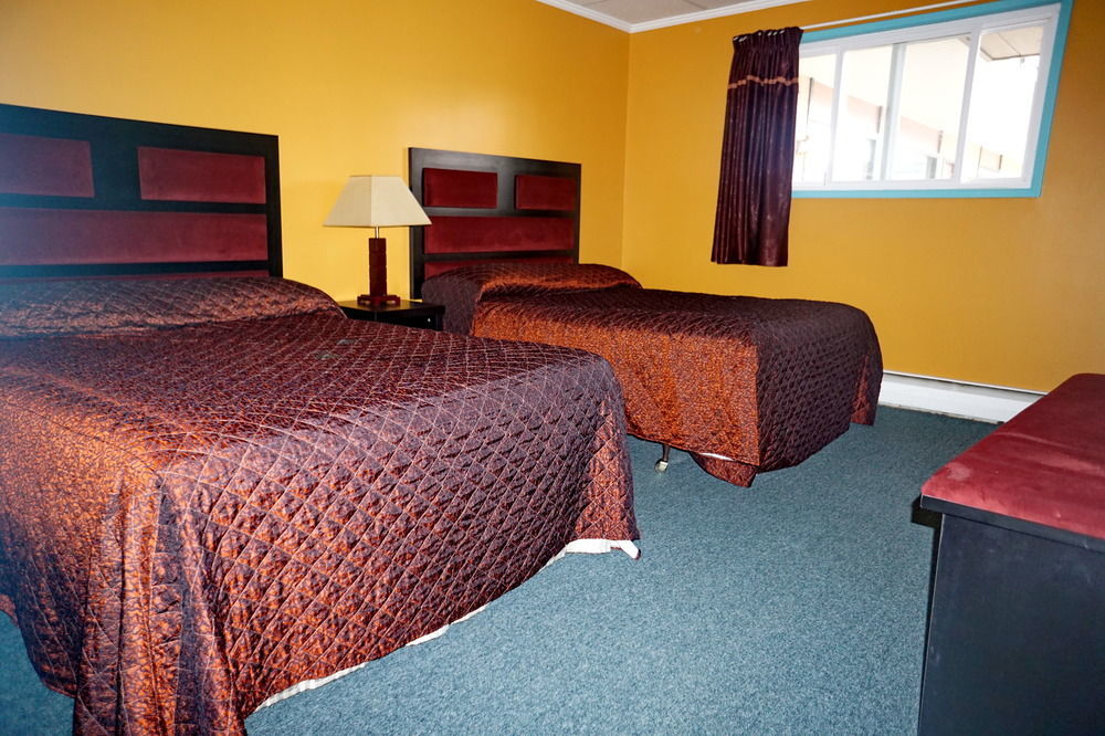 Alpine Inn & Suites Revelstoke Buitenkant foto
