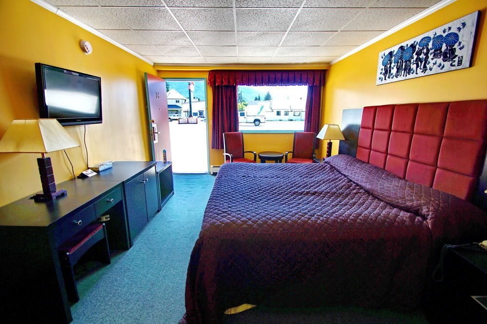 Alpine Inn & Suites Revelstoke Buitenkant foto