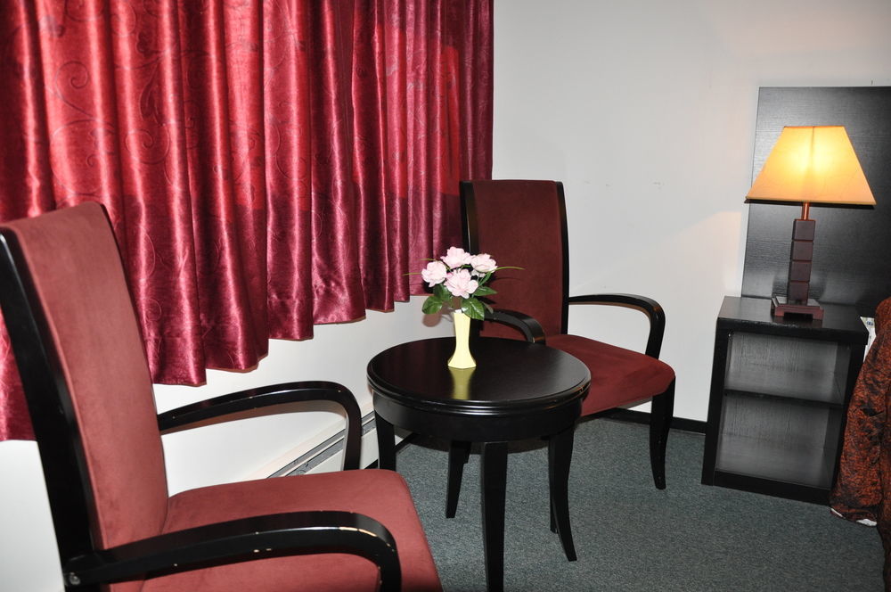 Alpine Inn & Suites Revelstoke Buitenkant foto