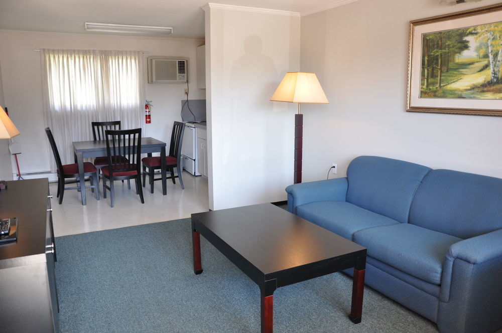 Alpine Inn & Suites Revelstoke Buitenkant foto