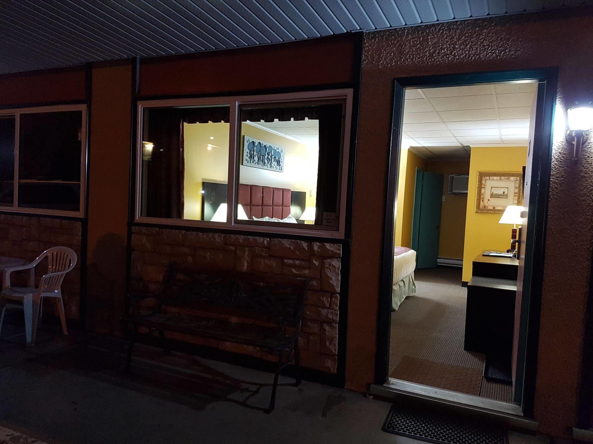 Alpine Inn & Suites Revelstoke Buitenkant foto