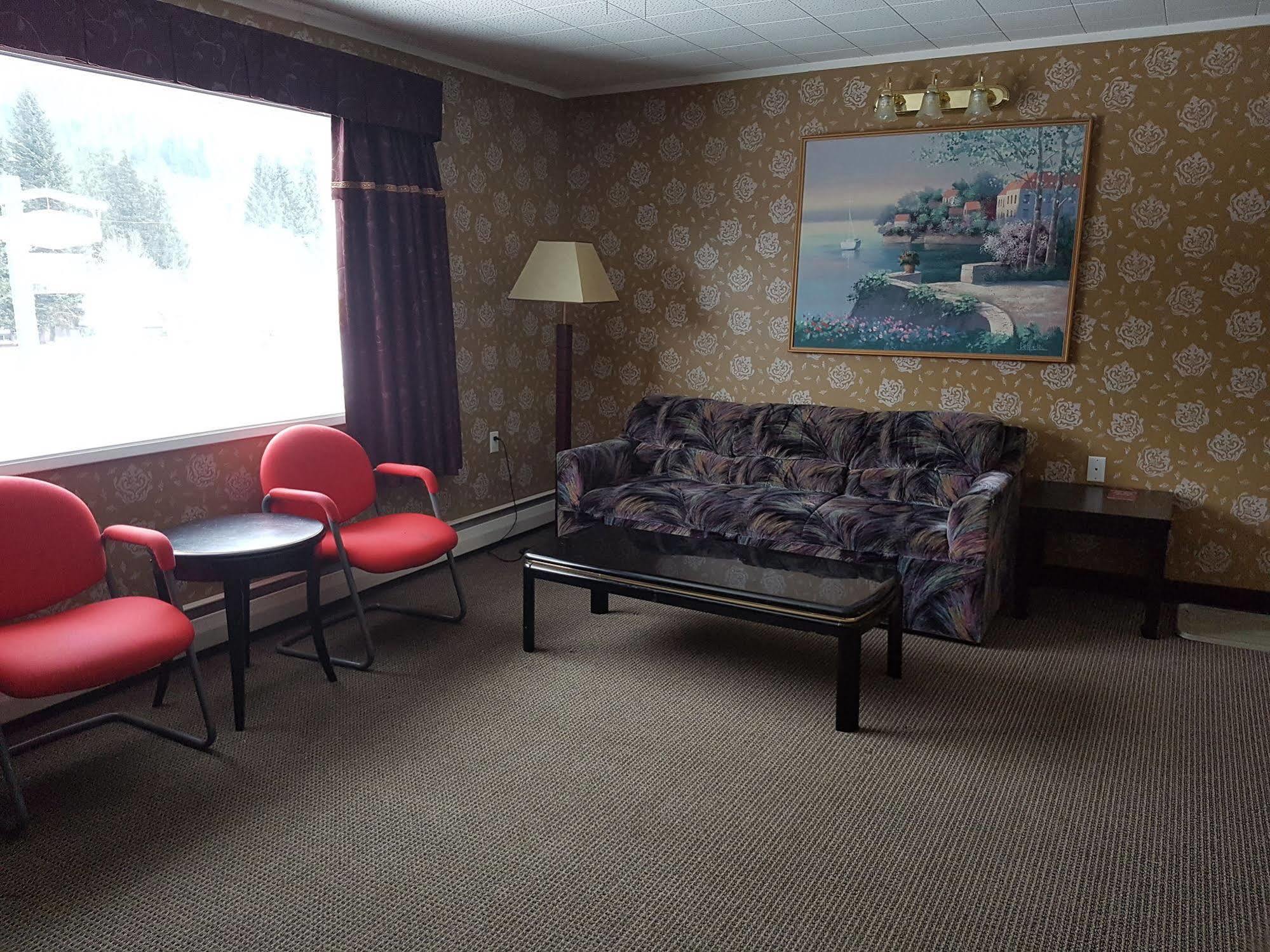Alpine Inn & Suites Revelstoke Buitenkant foto