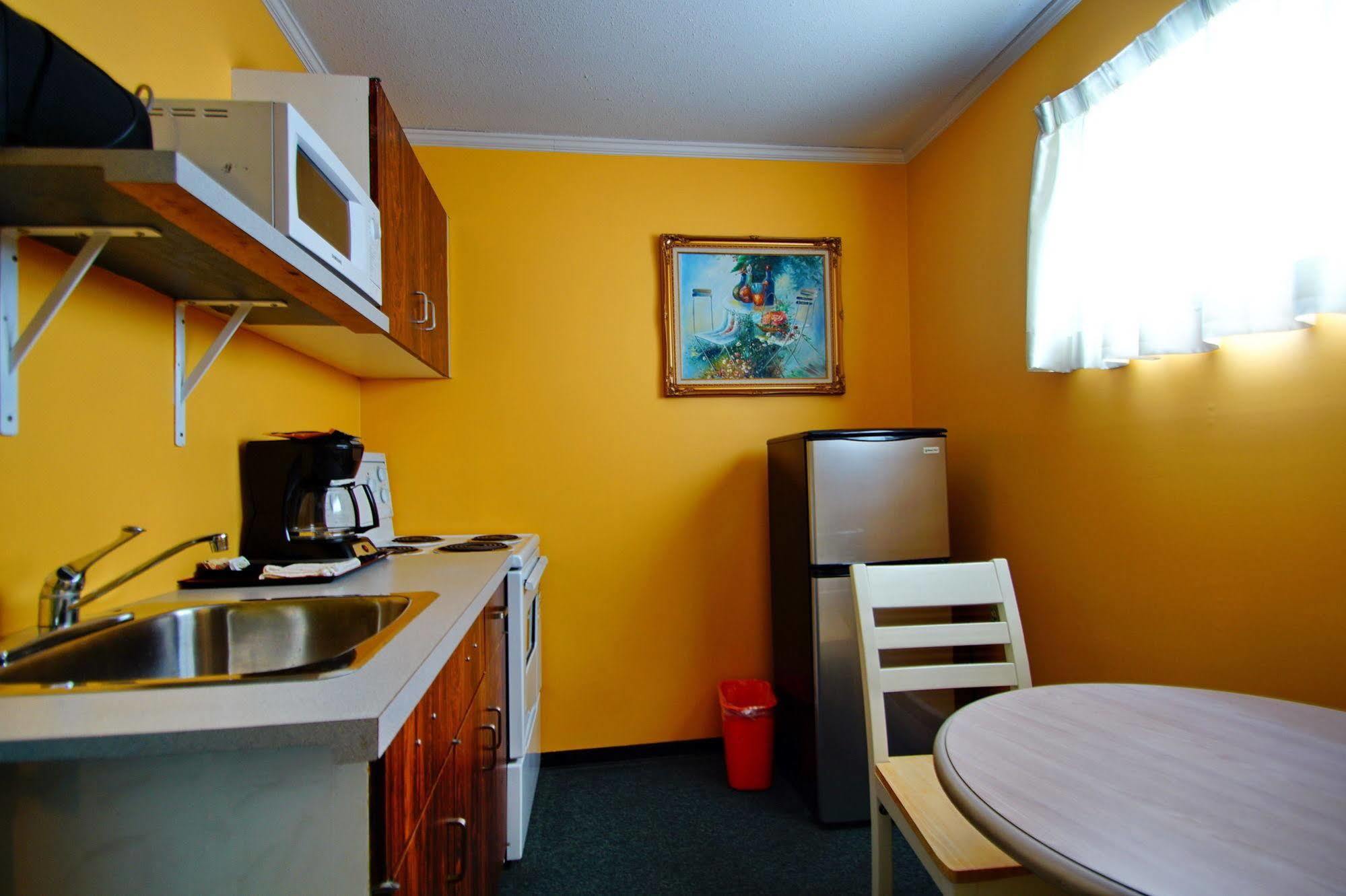 Alpine Inn & Suites Revelstoke Buitenkant foto