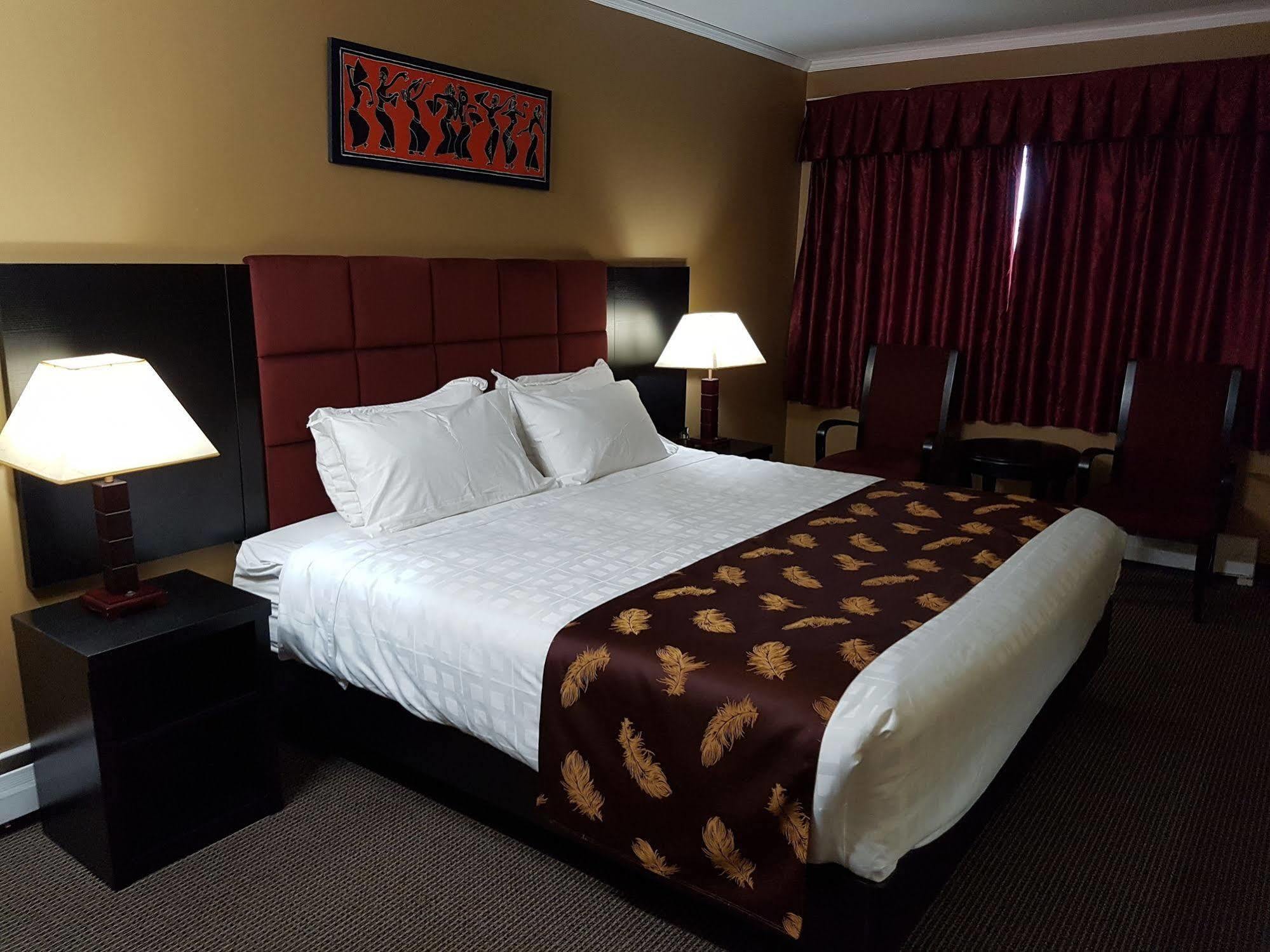 Alpine Inn & Suites Revelstoke Buitenkant foto