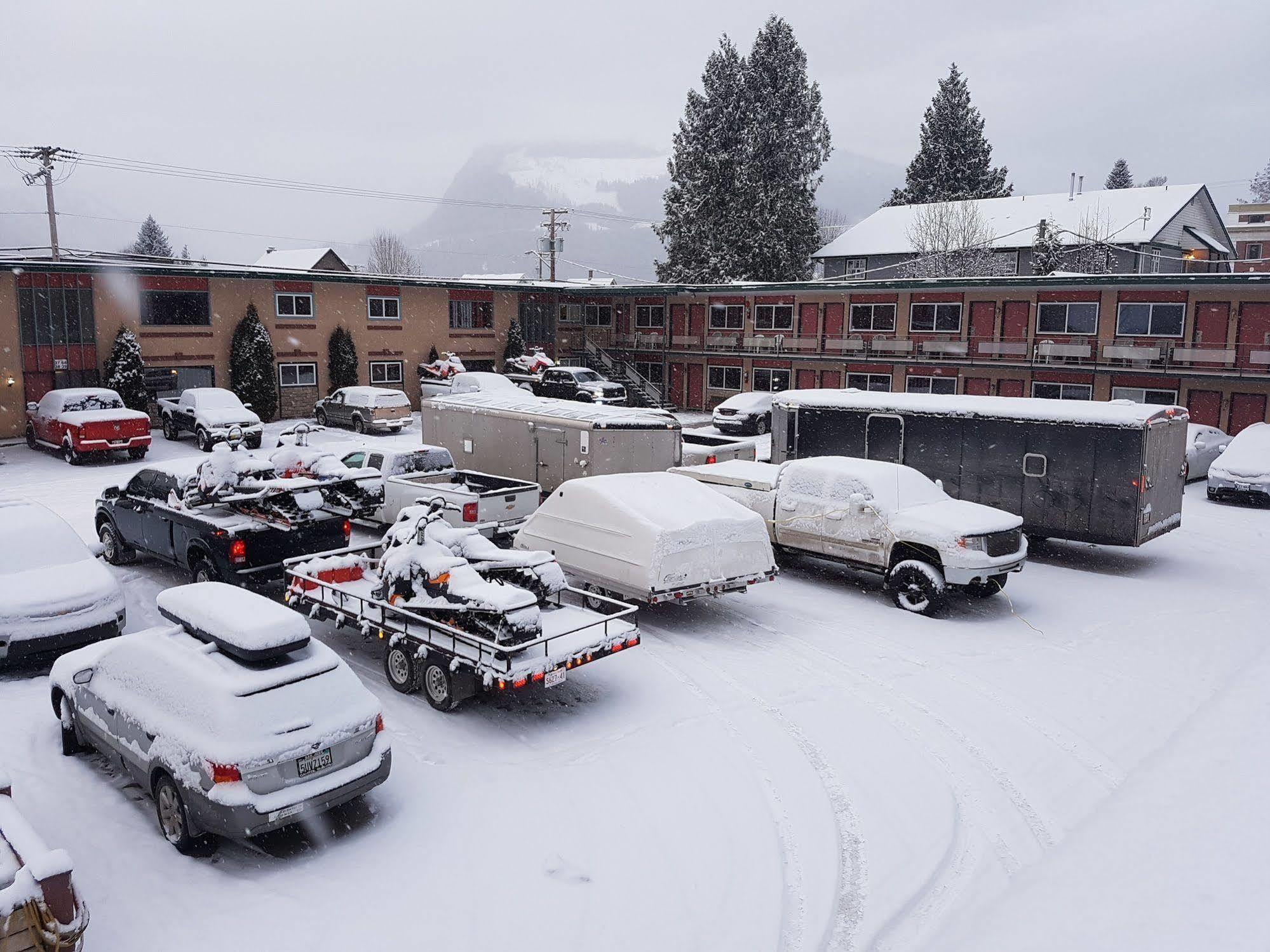 Alpine Inn & Suites Revelstoke Buitenkant foto