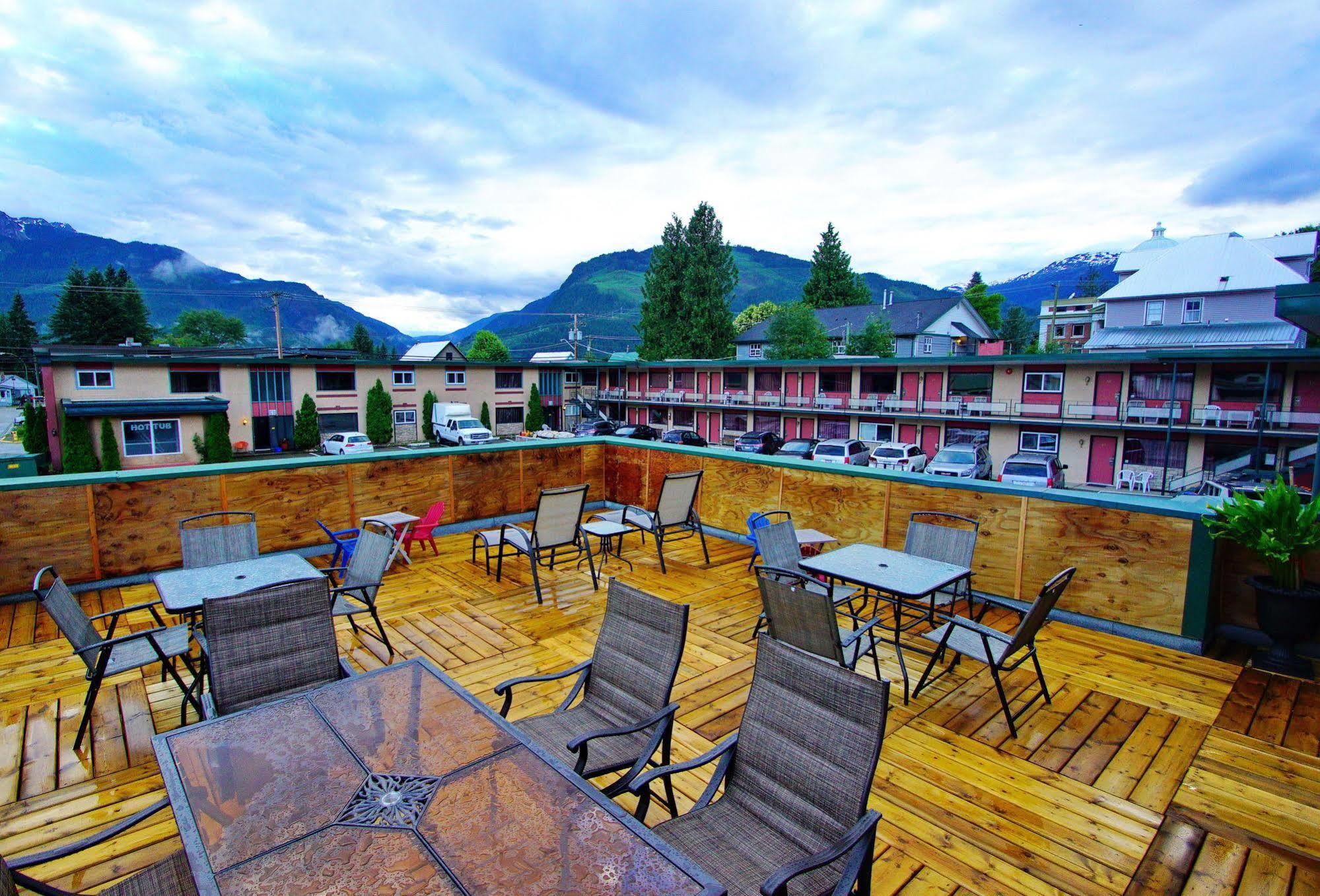 Alpine Inn & Suites Revelstoke Buitenkant foto