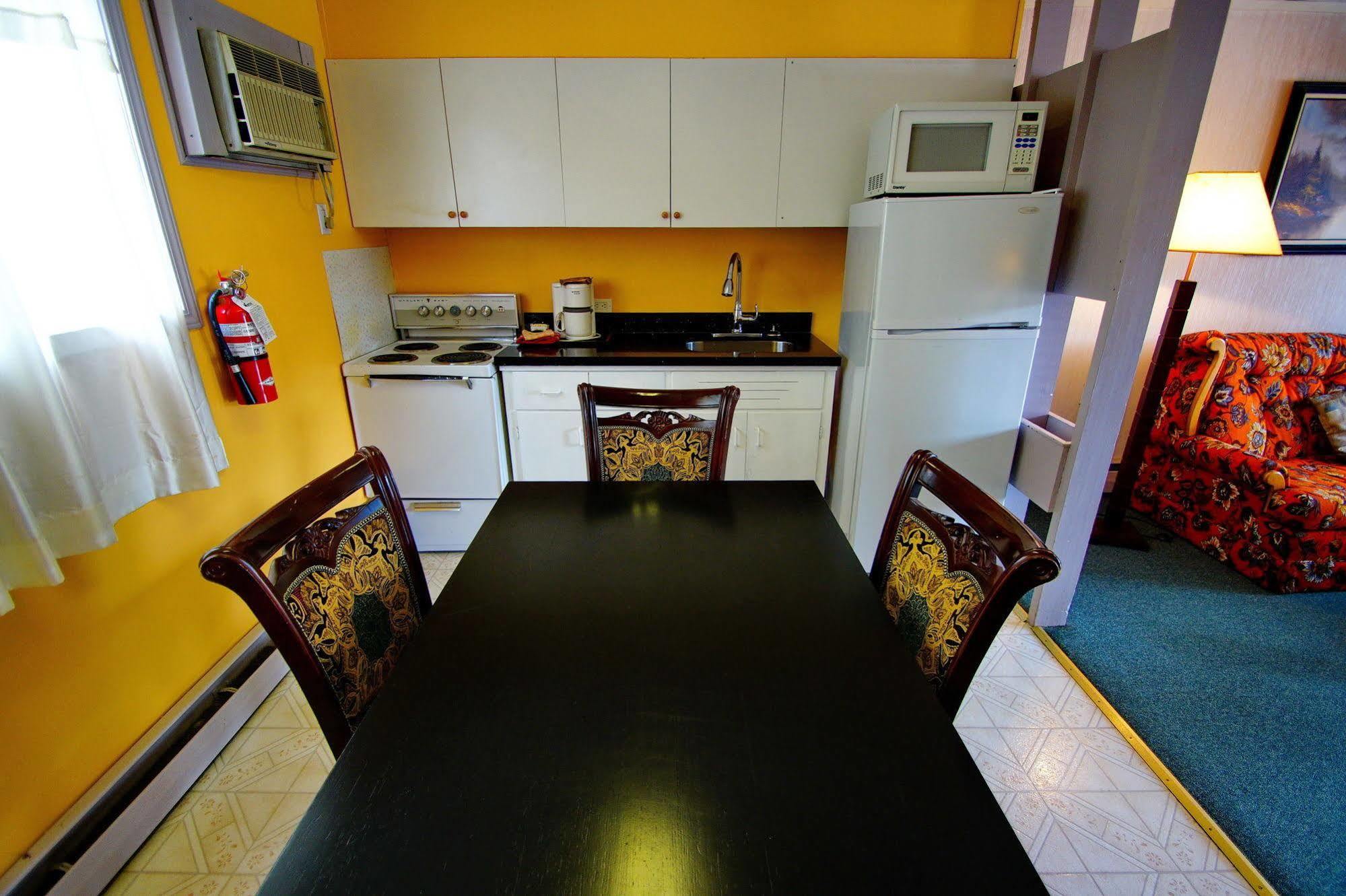 Alpine Inn & Suites Revelstoke Buitenkant foto