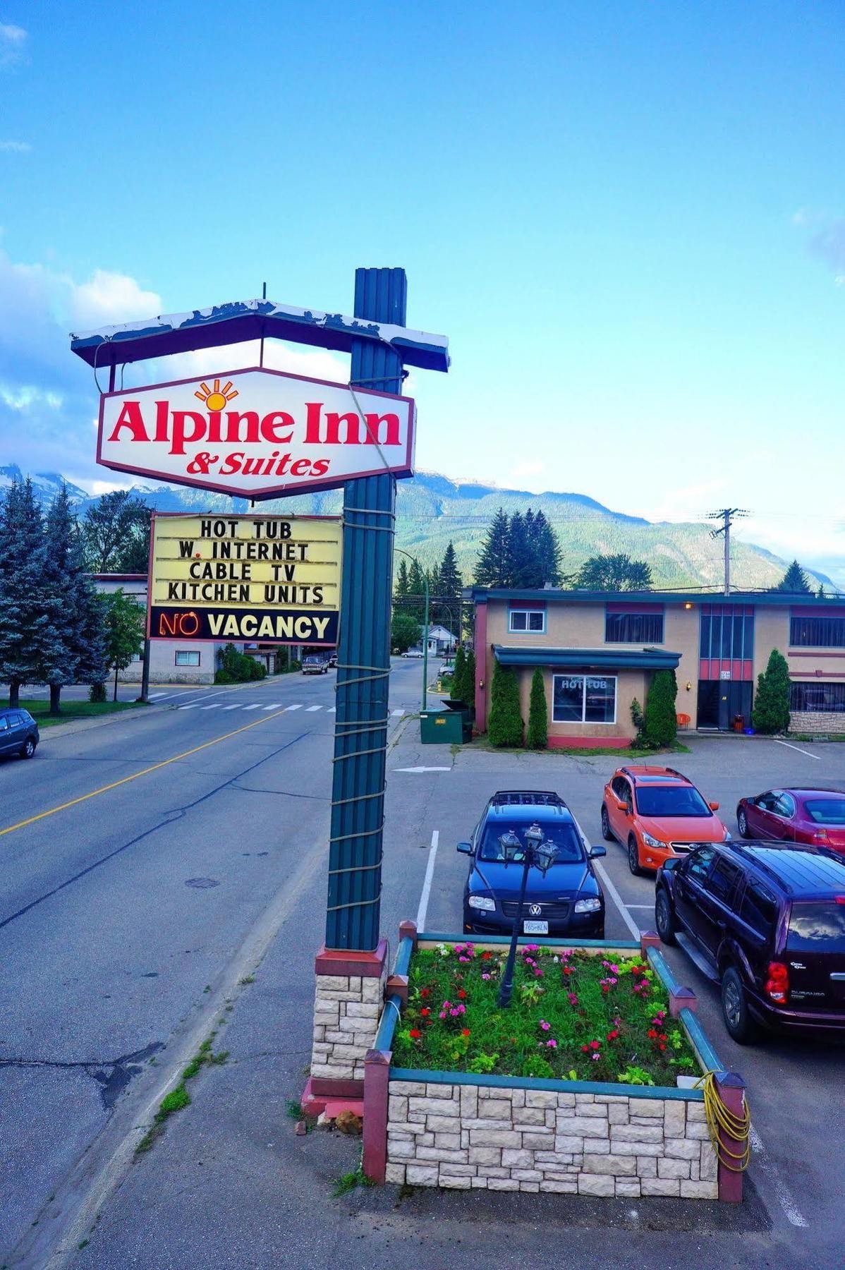 Alpine Inn & Suites Revelstoke Buitenkant foto