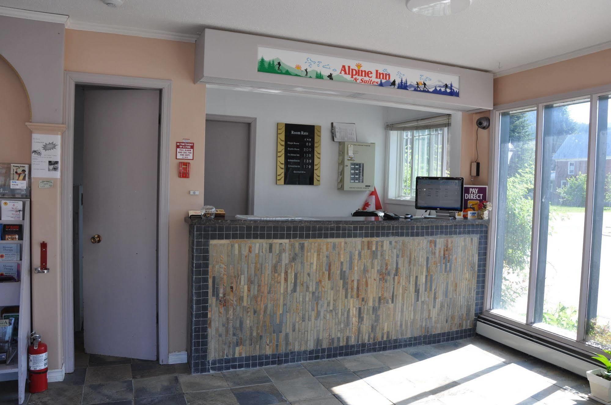 Alpine Inn & Suites Revelstoke Buitenkant foto