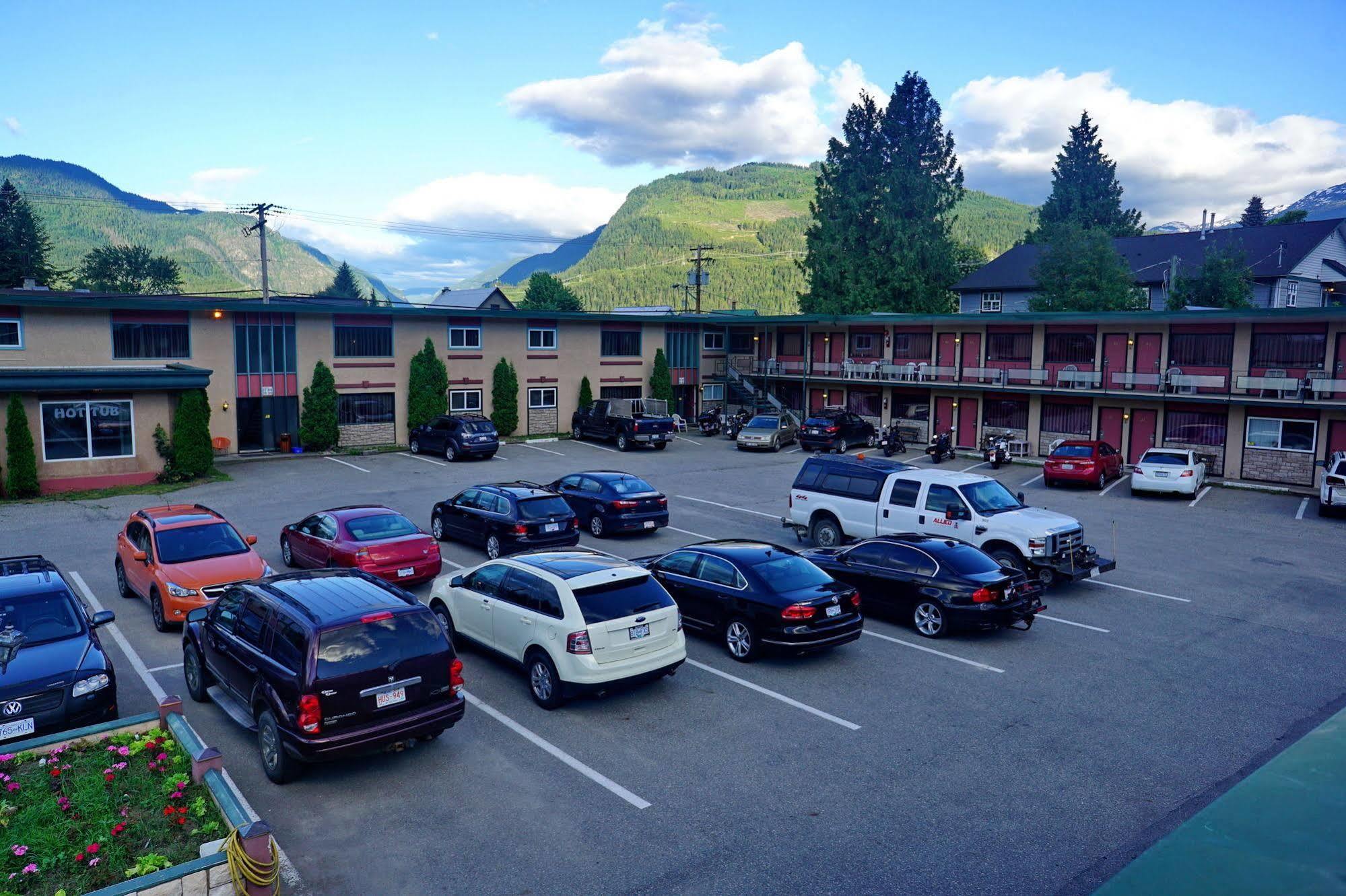 Alpine Inn & Suites Revelstoke Buitenkant foto