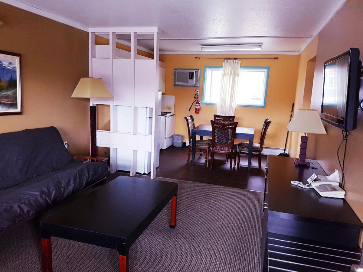 Alpine Inn & Suites Revelstoke Buitenkant foto
